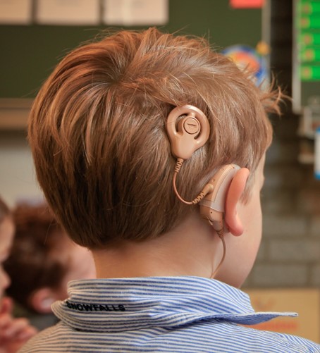 Kind met cochleair implantaat